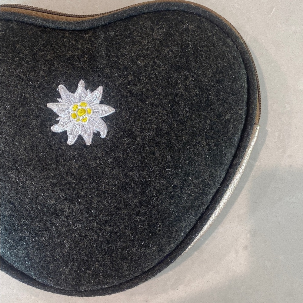 Women’s Lufthansa amenities kit purse - Picture 2 of 5